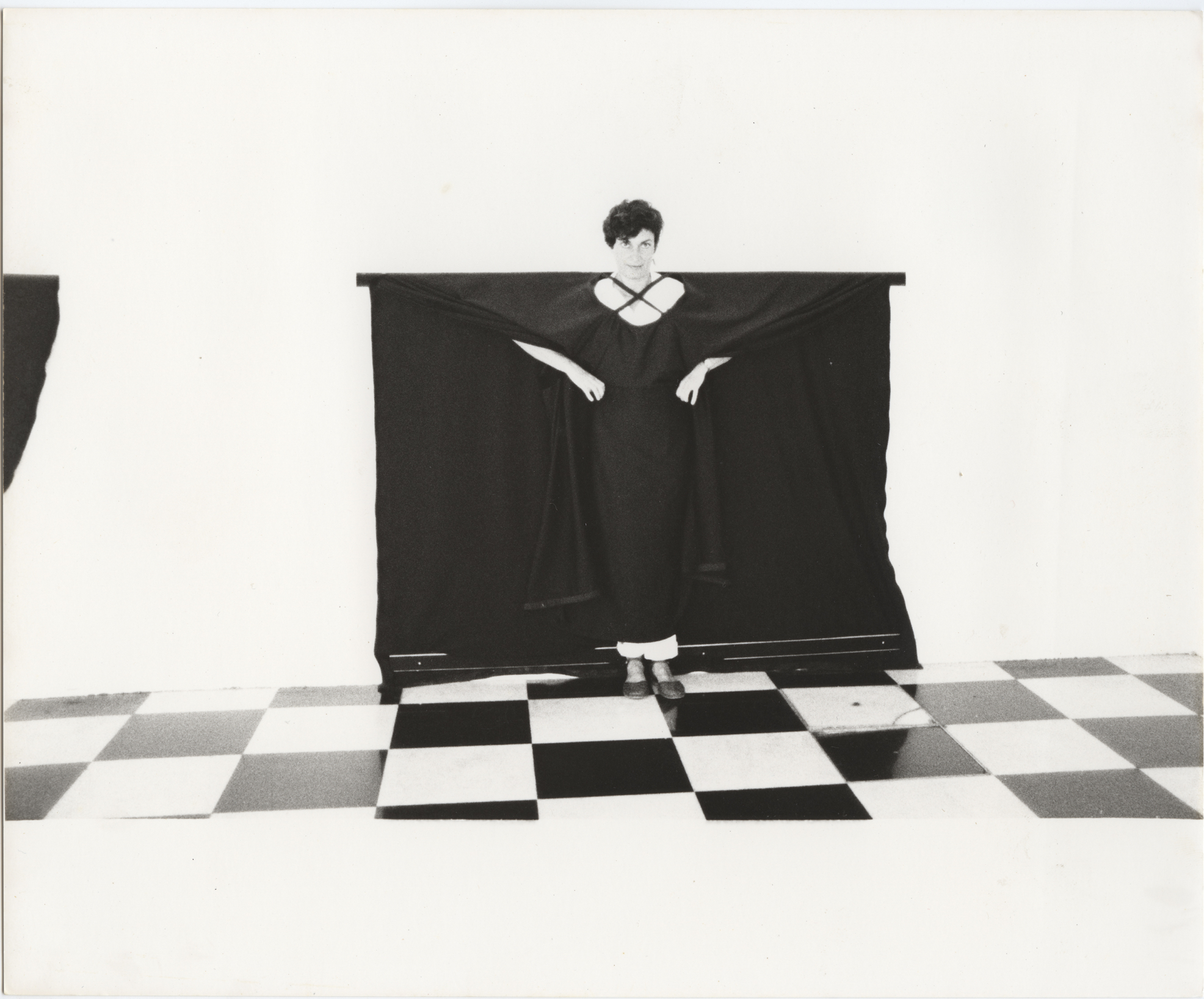 Martha Araújo | Documentação fotográfica da performance “Hábito / habitante”, 1985